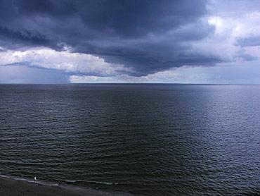 de lourds nuages noirs