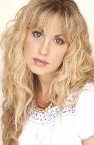 candice night cadeau pour nessa 