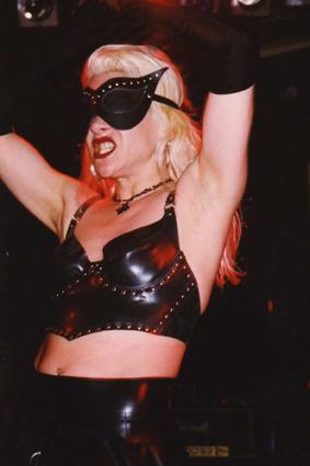 gitane demone l'univers du cabaret du sm un talent fou 